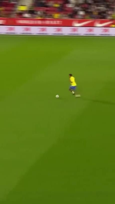 45歲還開掛！小羅再現(xiàn)牛尾巴過(guò)人，微笑單挑門將輕松打進(jìn)